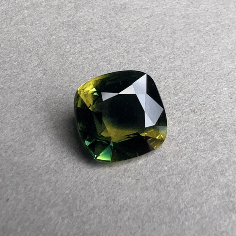 Parti-colored sapphire (SP114) Parti-colored sapphire (SP114)