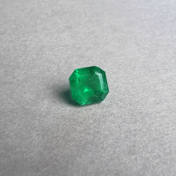 Vivid green Emerald (EM103)