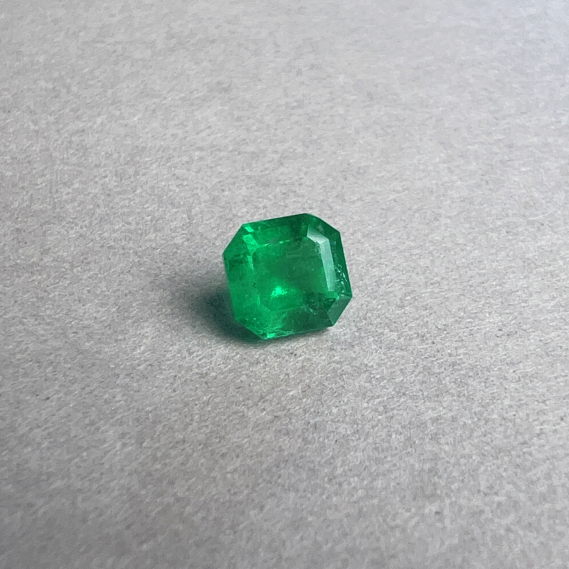 Vivid green Emerald (EM103) Vivid green Emerald (EM103)